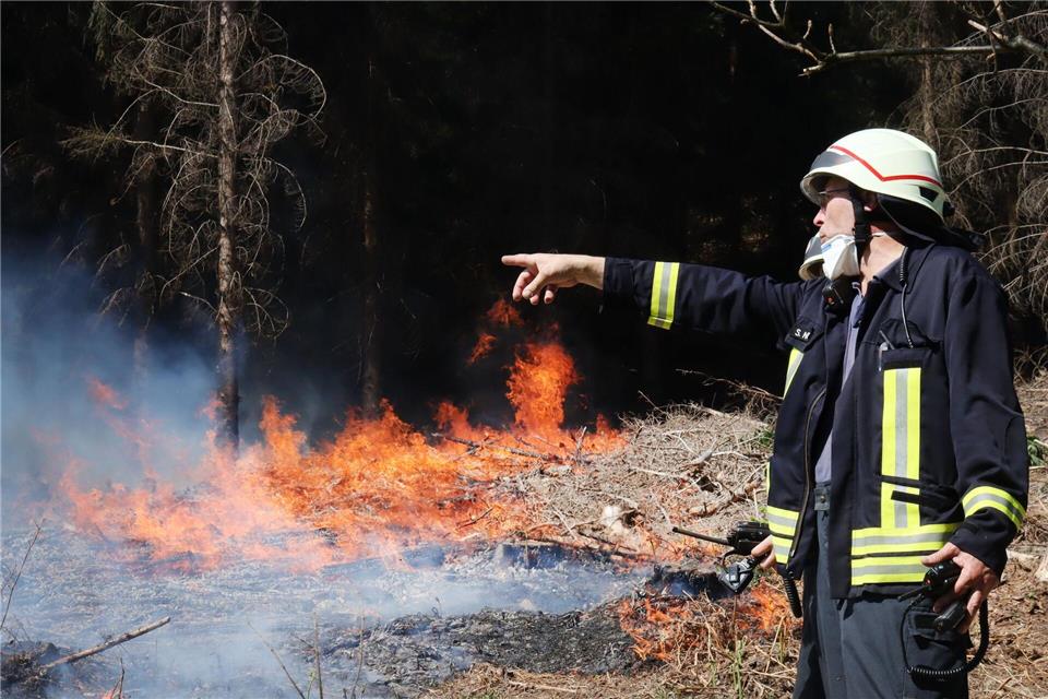 Brennendes Waldstück bei Gummersbach im April. Vor allem das trockene Frühjahr hat zu mehreren kleinen Waldbränden geführt.Berthold Stamm/dpa