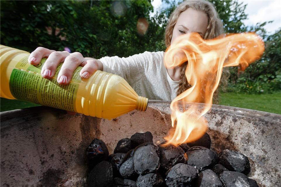 Brennt schnell und vielleicht auch bald in Ihrem Gesicht: Flüssige Brandbeschleuniger wie Spiritus sollten nicht zum Anzünden des Grills verwendet werden.Markus Scholz/dpa-tmn