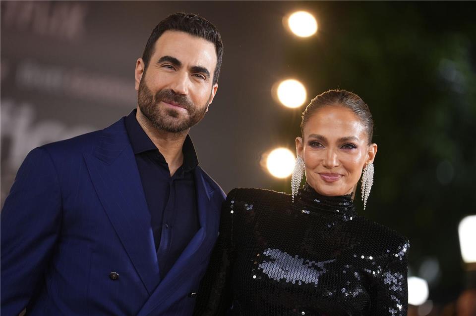 Brett Goldstein und Jennifer Lopez mimen in „Office Romance“ ein verbotenes Liebespaar. (Archivbild) Jordan Pettitt/PA Wire/dpa