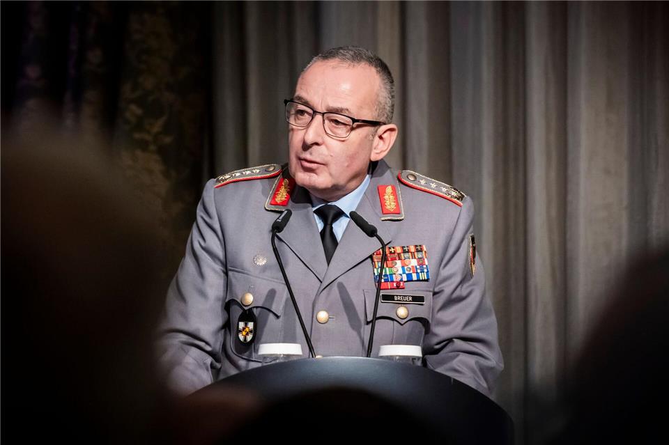 Breuer ist seit März 2023 Generalinspekteur der Bundeswehr und damit der ranghöchste Soldat Deutschlands. Christoph Soeder/dpa