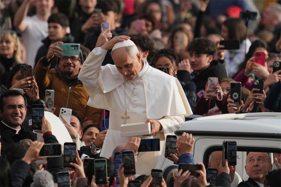 Brief nach Chicago: Papst Leo XIV. denkt an White Sox. (Archivbild)Alessandra Tarantino/AP/dpa