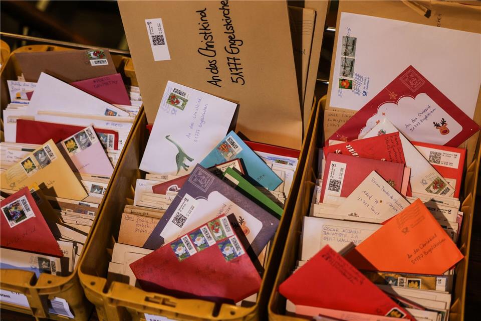 Briefe an das Christkind. Viele Helfer beantworten sie und senden die Antwort an die Kinder zurück. (Archivfoto)Oliver Berg/dpa