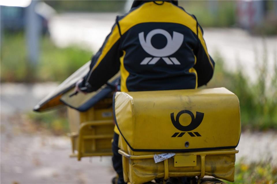 Briefe auf dem Weg zum Briefkasten - es werden immer weniger.Monika Skolimowska/dpa