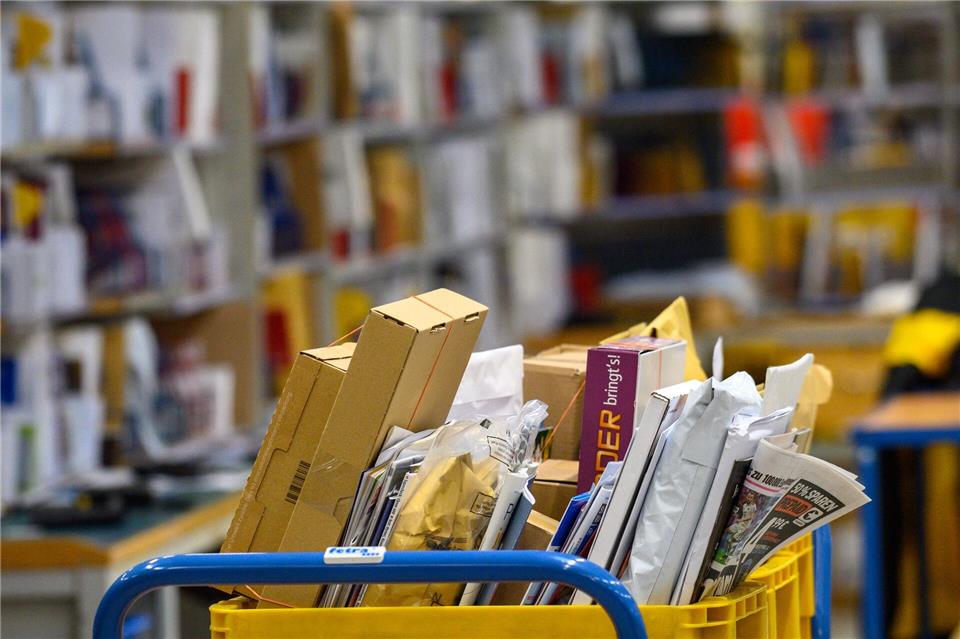 Briefe und Päckchen liegen in einem Zustellstützpunkt der Post - zuletzt transportierte der Postdienstleister mehr Briefe als gedacht. (Archivbild)Klaus-Dietmar Gabbert/dpa