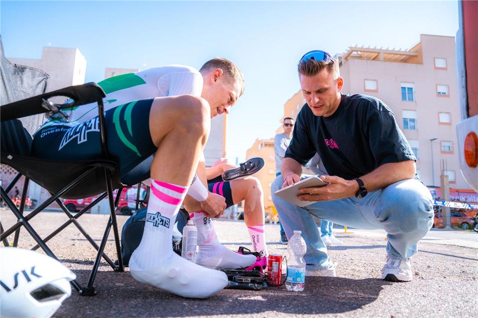 Briefing vor dem Rennen: Marcel Kittel mit dem irischen Straßenradmeister Rory Townsend.Unibet Rose/Joren Benjamins /dpa
