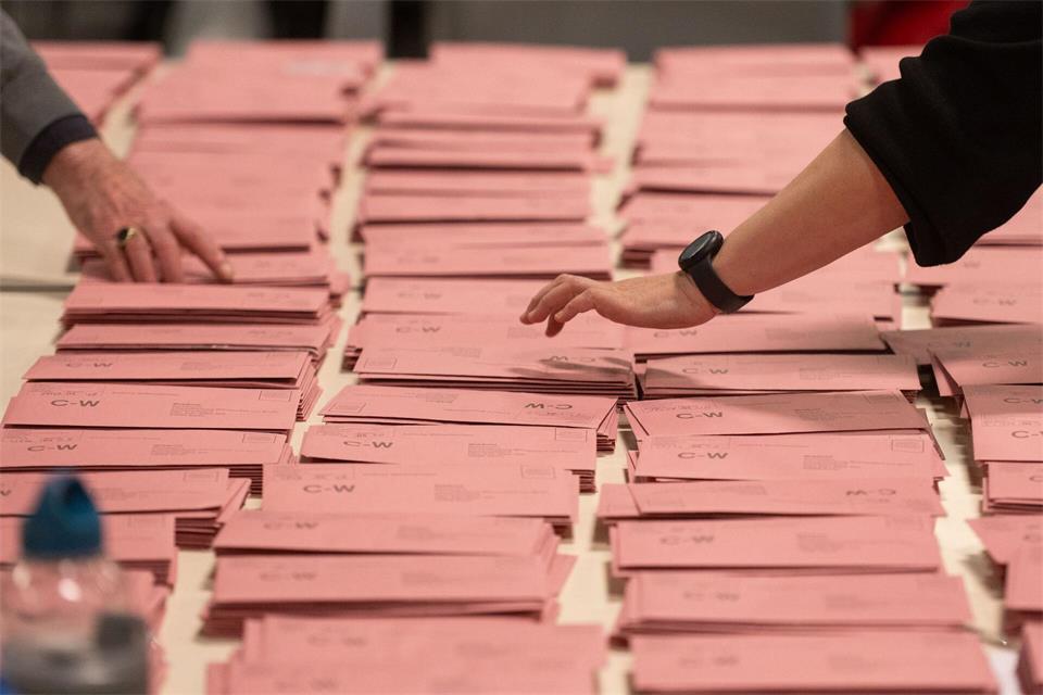 Briefwahlstimmen liegen zur Auszählung auf einem Tisch. (Symbolbild) Christophe Gateau/dpa