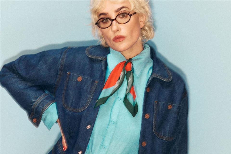 Bringen Farben ins Outfit: (Seiden-)Tücher. Wer mag, trägt sie jetzt um die Hüfte oder an der Tasche. Hier ein Beispiel von Chloe Fineman x MOTHER (Jacke ca. 540 Euro, Bluse ca. 310 Euro, Rock ca. 376 Euro, Halstuch ca. 198 Euro).Chloe Fineman x MOTHER/dpa-tmn