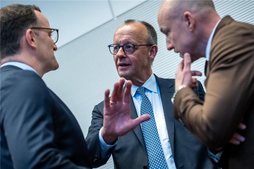 Bringen diese Drei - Unions-Fraktionschef Jens Spahn, Kanzler Friedrich Merz (beide CDU) und CSU-Landesgruppenchef Alexander Hoffmann, das Rentenpaket am Freitag über die Bühne?Michael Kappeler/dpa