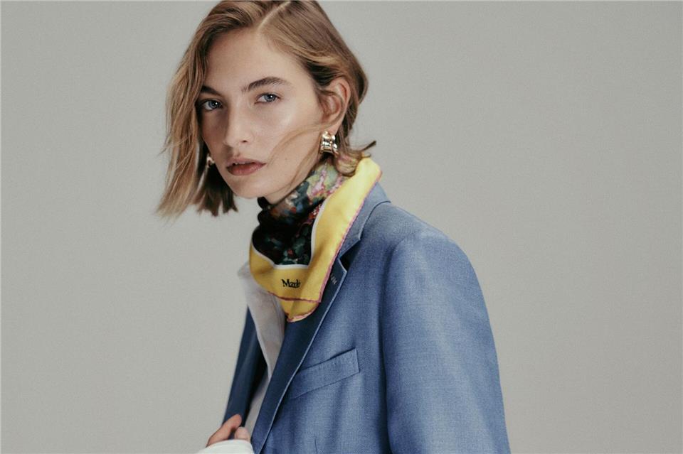 Bringt Schick und Farbe ins Outfit: das klassische Seidentuch. Hier ein Beispiel von Max Mara (Seidentuch ca. 365 Euro, Blazer ca. 1.725 Euro). Max Mara/dpa-tmn