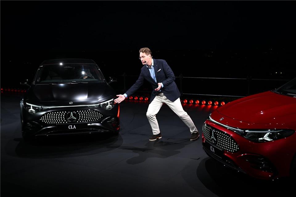 Absatzflaute bei Autobauer Mercedes hält an Bringt der neue vollelektrische CLA - hier bei der Vorstellung durch Mercedes-Chef Ola Källenius - die Wende bei den E-Auto-Verkäufen der Schwaben? (Archivbild)Marijan Murat/dpa
