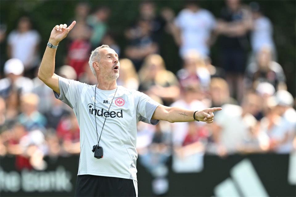 Bringt er wieder Powerfußball? Frankfurts Trainer Adi Hütter. (Archivbild)Florian Wiegand/dpa