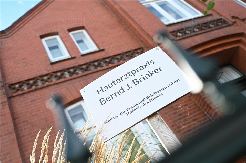 Zu viele Rezepte - Arzt wehrt sich gegen Regressforderungen Brinkers Praxis behandelt fast 3.000 Patienten pro Quartal. „Damit liege ich teilweise doppelt so hoch wie Vergleichspraxen in der Umgebung.“Lars Penning/dpa