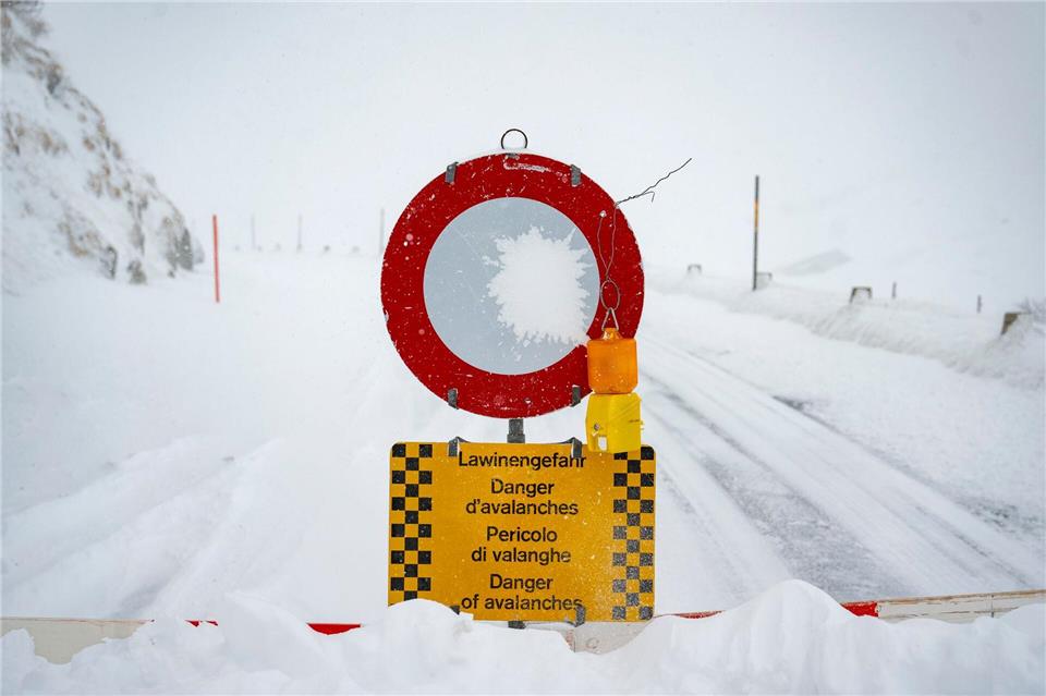 Brisante Lawinenlage in den Alpen: Bislang ist keine Entspannung in den nächsten Tagen in Sicht.Urs Flueeler/KEYSTONE/dpa