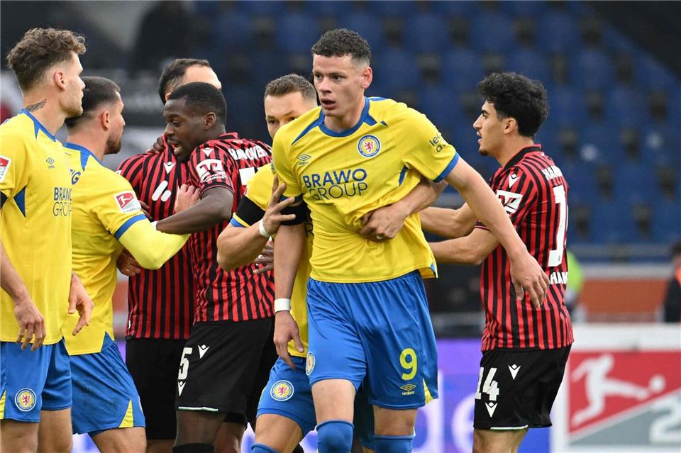 Brisantes Duell: Beim Hinspiel zwischen Braunschweig und Hannover (0:3) sah Eintracht-Stürmer Erencan Yardimci (2.v.r.) die Rote Karte.Swen Pförtner/dpa