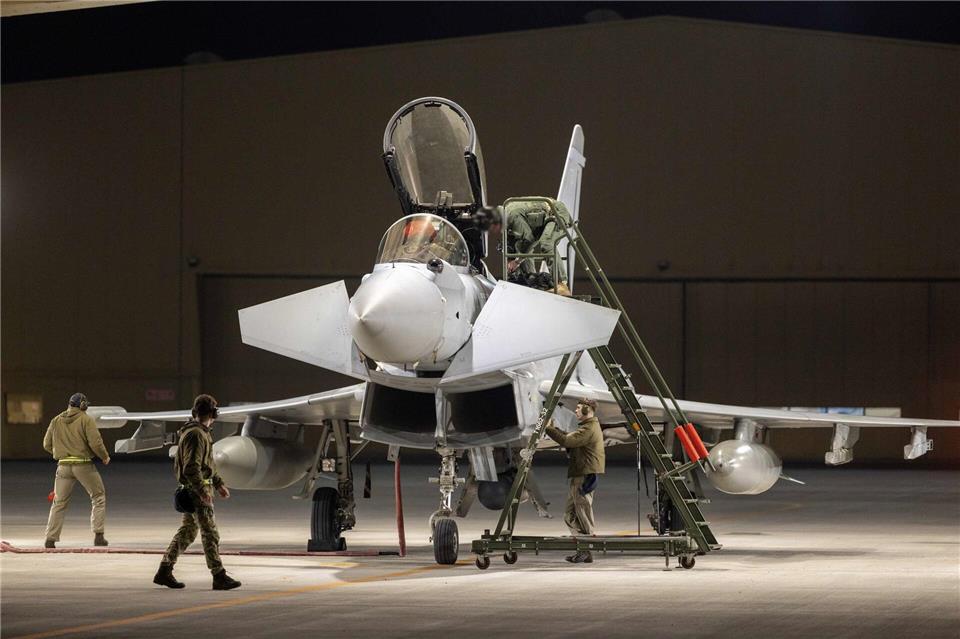 Britische Kampfjets vom Typ Typhoon beteiligen sich in den Golfstaaten an der Luftabwehr. (Archivbild)Sgt Lee Goddard/Mod Crown Copyri/PA Media/dpa
