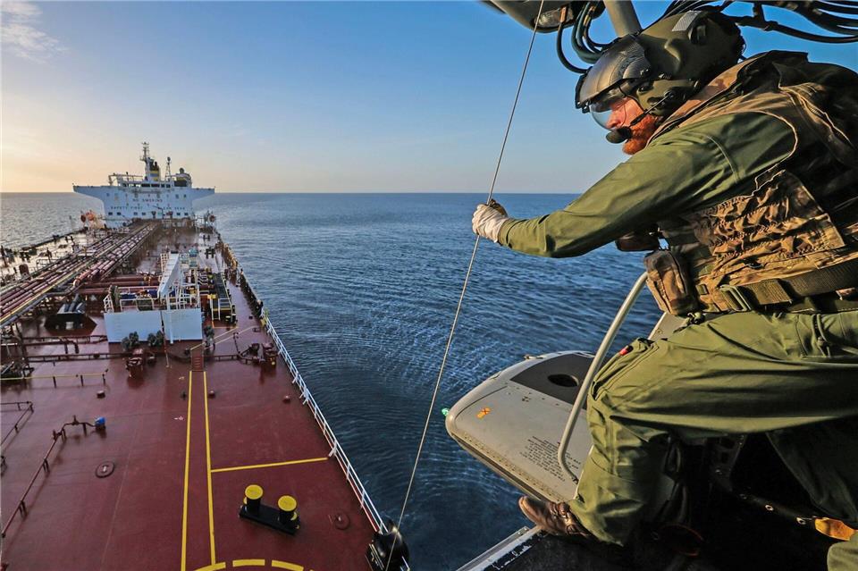 Britische Streitkräfte haben ein Schiff geentert, das zur russischen Schattenflotte gehören soll. (Handout)Lphot Hutchins/MoD Crown copyright/PA Wire/dpa