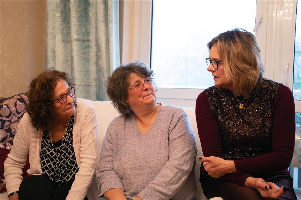 Britta Dietrich (M) unterhält sich mit der 95-Jährigen und ihrer Tochter Tatjana.Markus Lenhardt/dpa