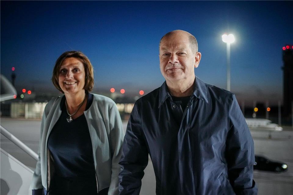 Britta Ernst und Ehemann Olaf Scholz auf dem Weg zum G-7-Gipfel in Japan. (Archivbild) Kay Nietfeld/dpa