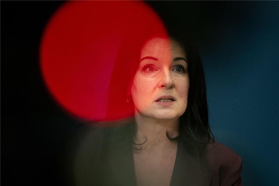 Britta Müller hat die Schließung der Antidiskriminierungsberatung erklärt. (Archivbild)Fabian Sommer/dpa