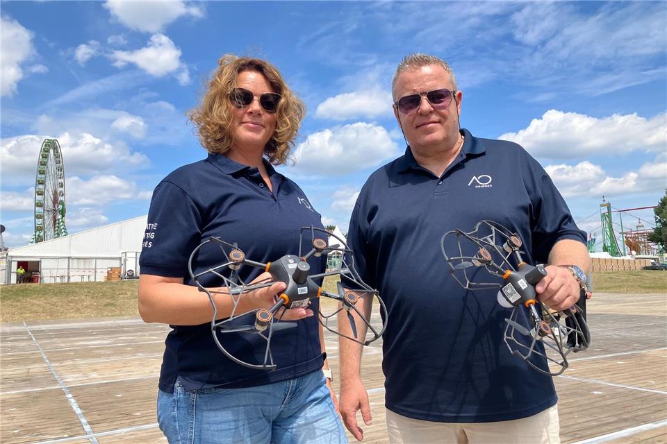 Britta und Marco Niedermeier halten Drohnen in der Hand.  Sie sind die Gründer des Drohnenshow-Veranstalters AO Multimedia & Drones. (Archivbild) Volker Danisch/dpa