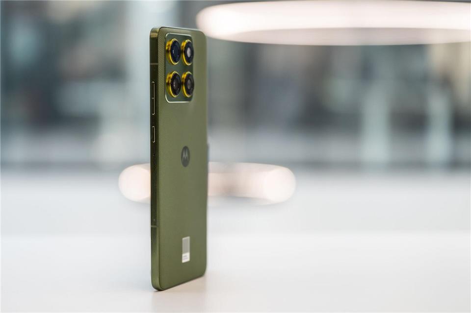 „Bronze Green“ heißt die Farbe des Testgeräts: Ein Olivton, den Motorola mit einem leuchtenden, grünlichen Goldton für Kameraringe und Knöpfe kombiniert.Nico Tapia/dpa-tmn