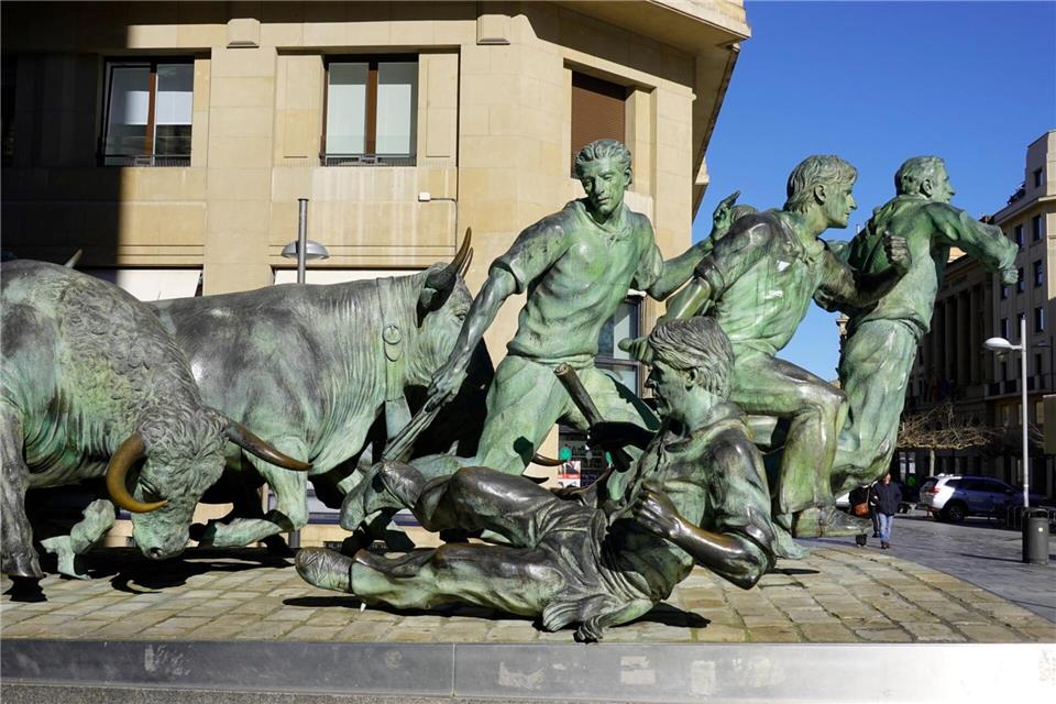 Bronzemonument in der City von Pamplona: Das Stiertreiben während der Fiesta.Andreas Drouve/dpa-tmn