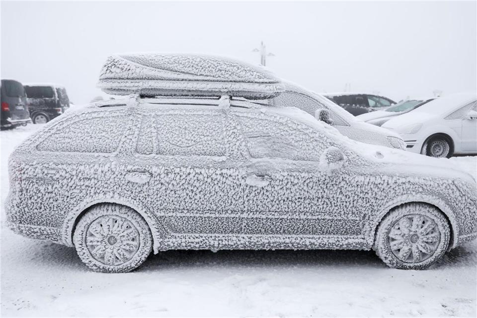 Brrr -  saukalt! Mit Eiskratzer und sorgfältiger Vorbereitung sorgt man auch in solchen Fällen für freie Sicht und damit Sicherheit auf winterlichen Straßen.picture alliance/dpa/dpa-Zentralbild