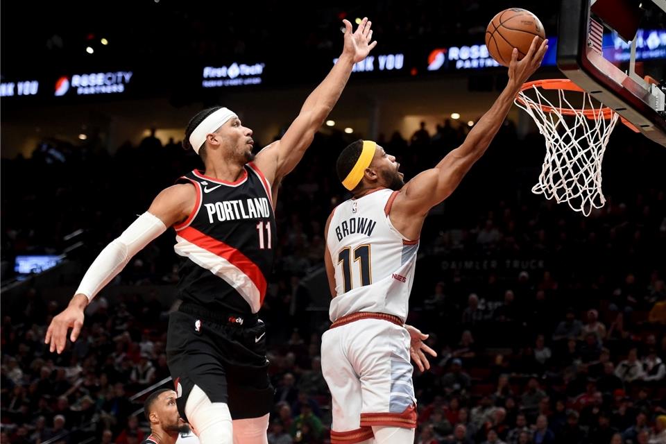 Bruce Brown (r) setzte sich mit den Denver Nuggets gegen die Portland Trail Blazers mit Josh Hart durch.