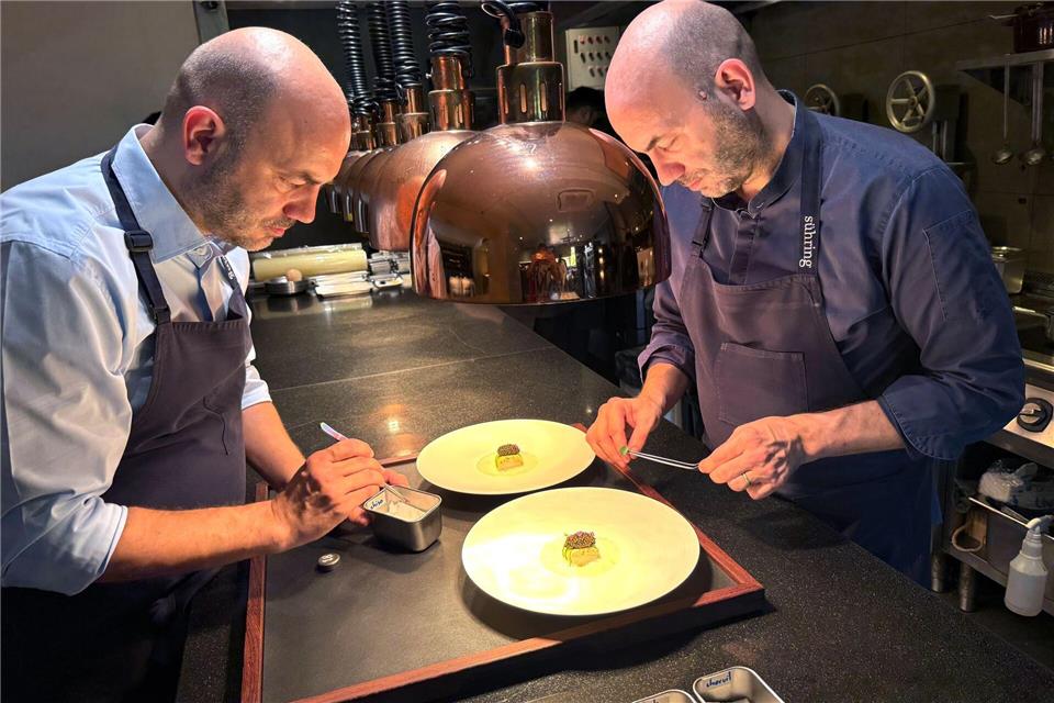 Brüder in Aktion: Mathias (l) und Thomas Sühring arbeiten Hand in Hand in ihrer Küche.Carola Frentzen/dpa-tmn