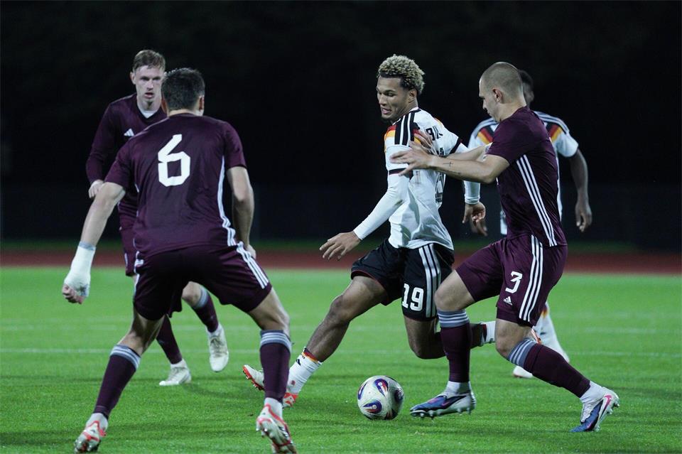 Brunner (M) überzeugte beim U21-Debüt.Roman Koksarov/dpa/