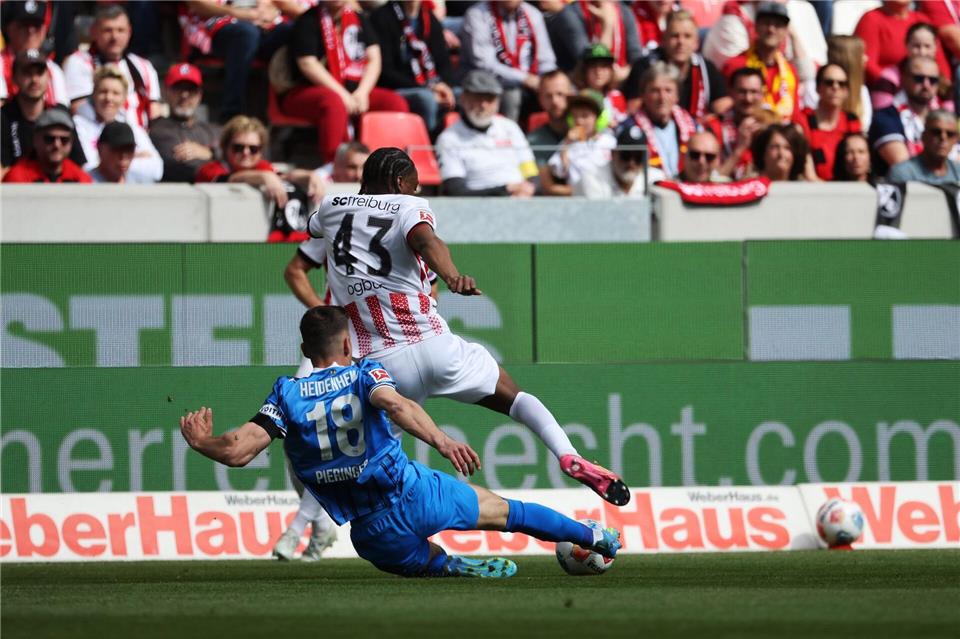 Bruno Ogbus vom SC und Heidenheims Marvin Pieringer lieferten sich ein umkämpftes Duell.Philipp von Ditfurth/dpa