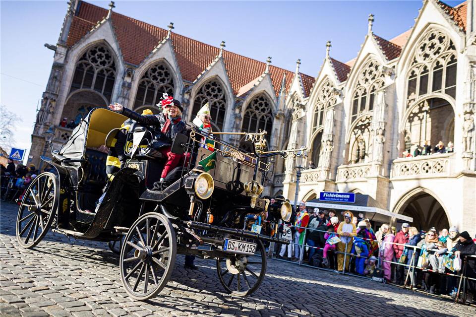 „Brunswiek Helau!“ hieß es beim 48. „Schoduvel“ in Braunschweig.Moritz Frankenberg/dpa