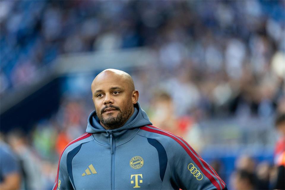 Brust raus: Die Bayern und Trainer Vincent Kompany haben ein klares Ziel vor Augen. (Archivbild) Fabian Strauch/dpa