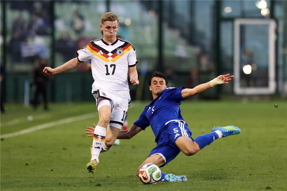„Brutales Tempo“: Anton Kade (l) im Einsatz für die U21 gegen Griechenland.Yorgos Karahalis/dpa