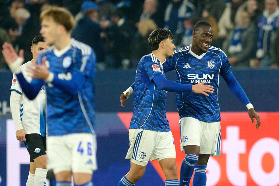 Bryan Lasme (r) schoss Schalke zum Sieg.Bernd Thissen/dpa