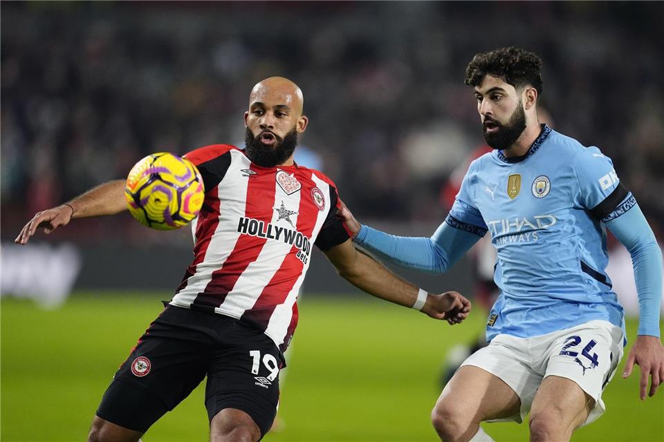 Bryan Mbeumo (l) geht künftig für Manchester United auf Torejagd.Nick Potts/PA Wire/dpa