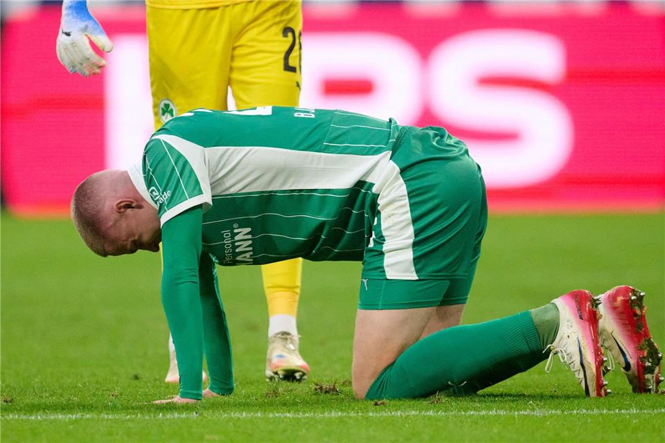 Brynjar Bjarnason droht als einer von mehreren Fürth-Profis gegen Hannover auszufallen. (Archivfoto)Bernd Thissen/dpa