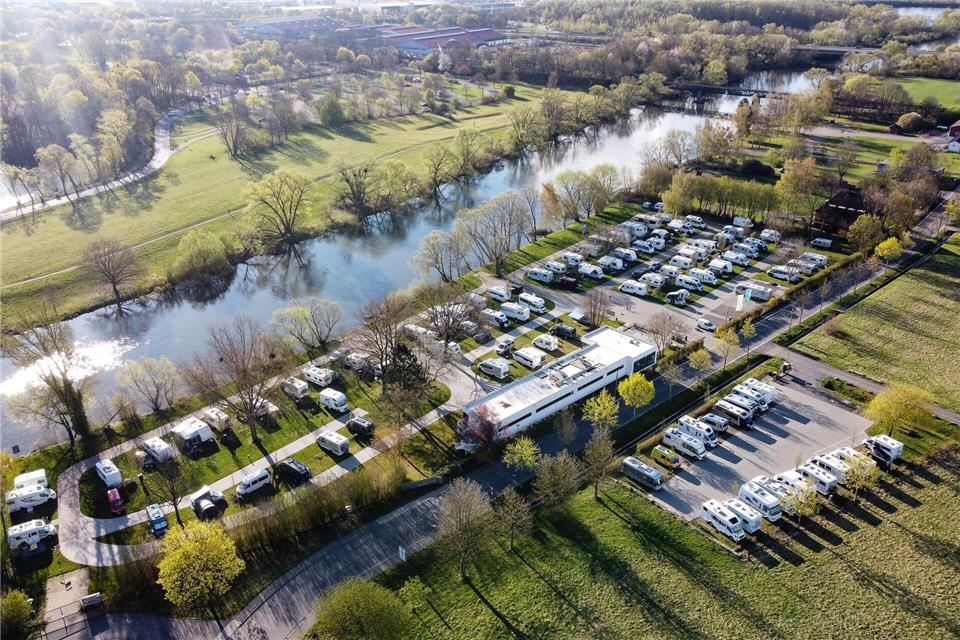 Bubbletents, beheizte Schlaffässer und Glühweingutscheine sorgen für Komfort und Erlebnis abseits der Hauptsaison. (Archivbild)Swen Pförtner/dpa
