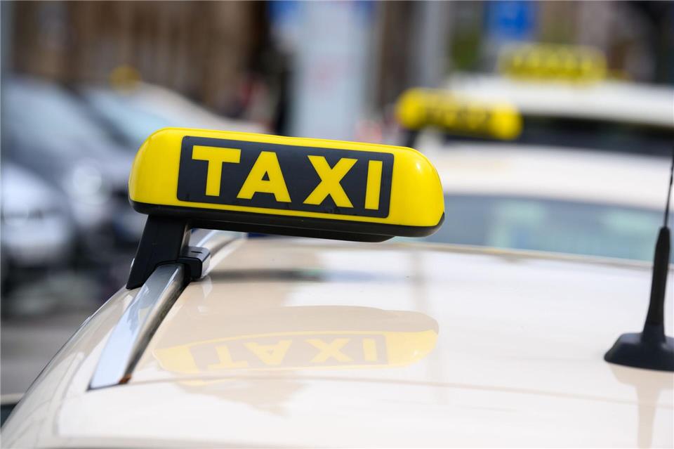 Buchbar sind die Fahrten zum Festpreis über die Apps von Hansa-Taxi und Freenow by Lyft. (Archivbild) Jonas Walzberg/dpa