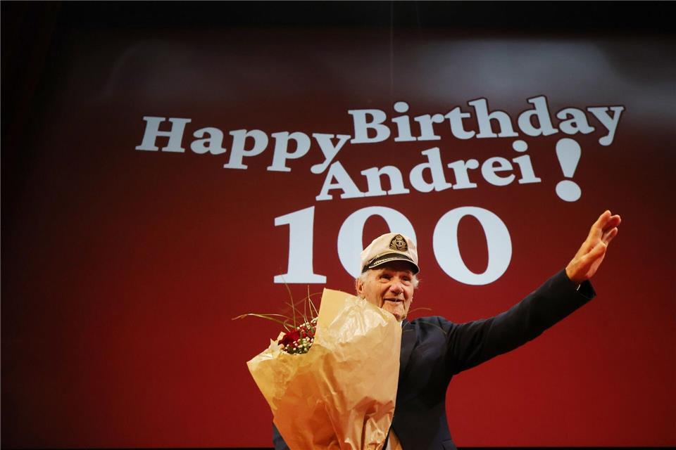 Buchenwald-Überlebender Andrei Iwanowitsch Moiseenko feierte seinen Geburtstag mit hunderten Gästen im Deutschen Nationaltheater in Weimar.  Bodo Schackow/dpa
