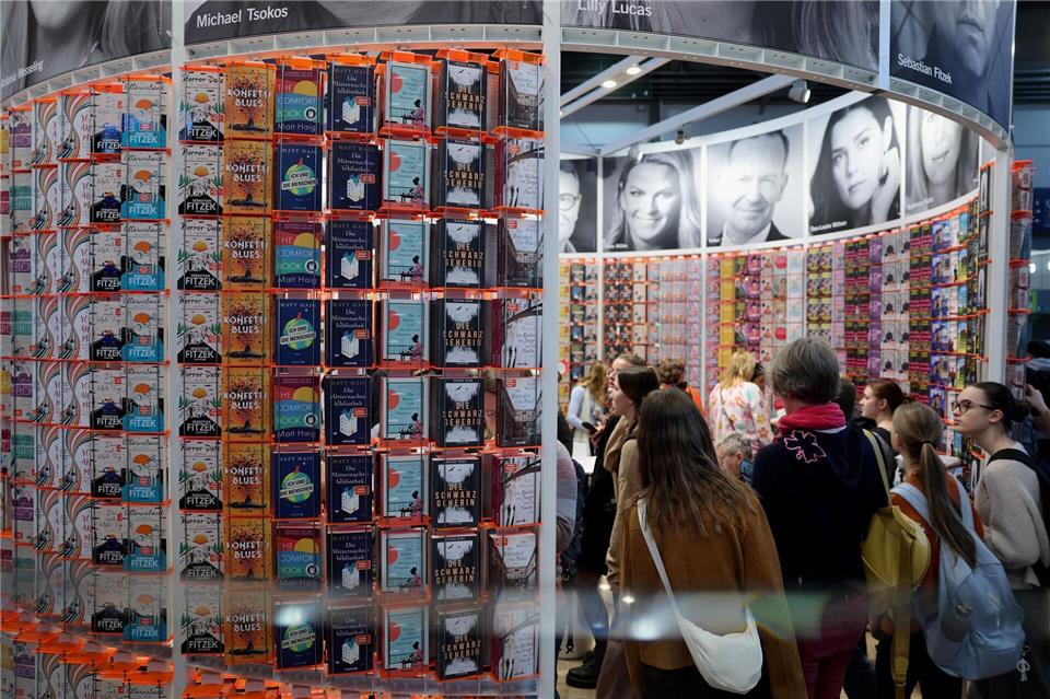 Buchmesse Leipzig gestartet: Besucher entdecken NeuheitenJan Woitas/dpa