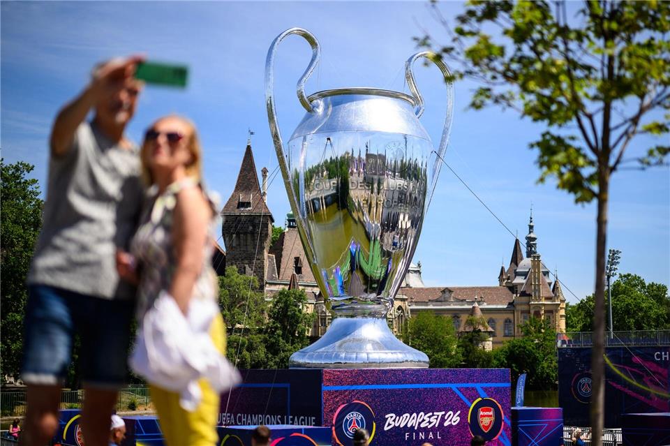 Budapest: Glanzstück zum Anfassen – Fans knipsen den Champions-League-Pokal beim Festival am HeldenplatzTom Weller/dpa