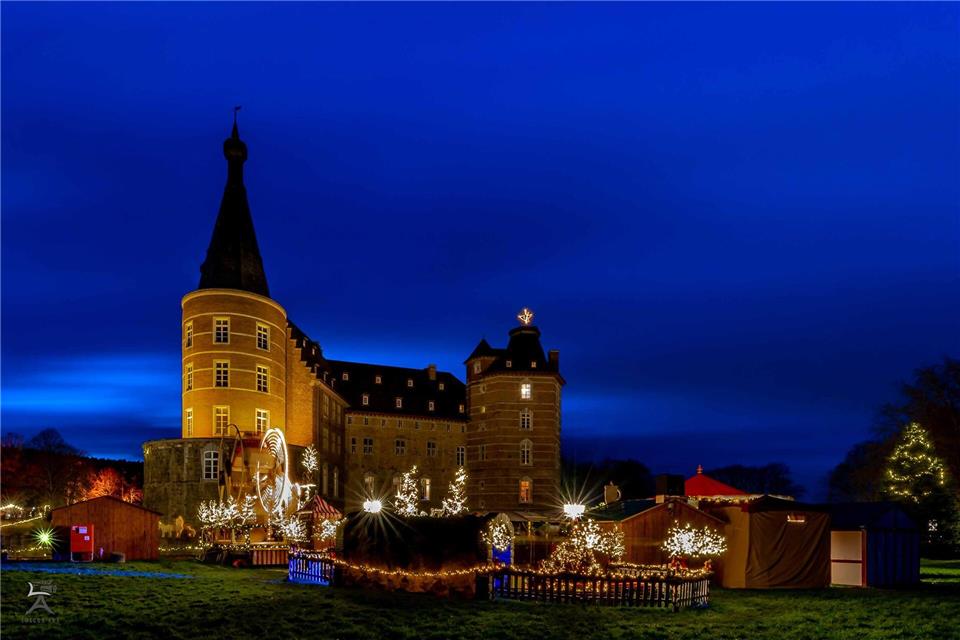 Mal anders: 16 ungewöhnliche Weihnachtsmärkte in Deutschland Buden am Burggraben: Der Weihnachtsmarkt am Wasserschloss Merode hat ein ganz besonderes Flair.Andreas Grusdat/Luscus Art/dpa-tmn