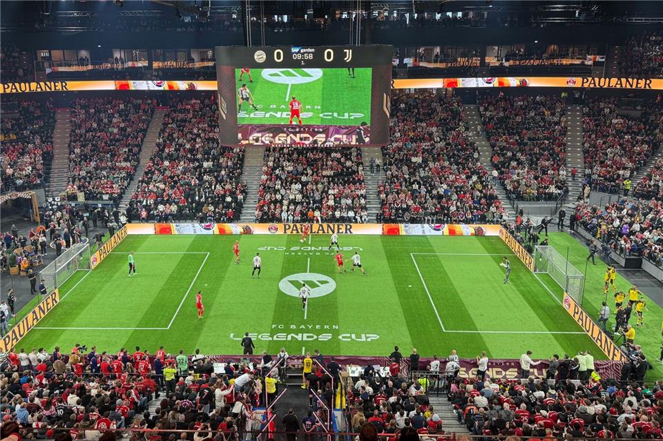 Budenzauber mit Fußball-Legenden wie Arjen Robben und Franck Ribéry (rote Trikots) in München. Klaus Bergmann/dpa