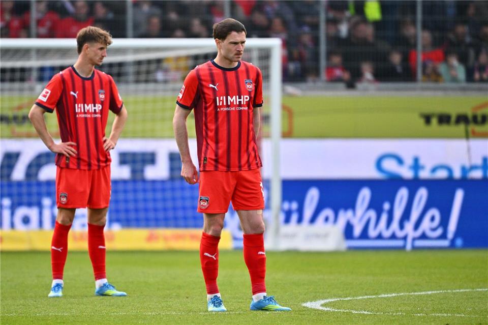 Budu Siwsiwadse und Jan Schöppner steigen mit Heidenheim ab.Jan-Philipp Strobel/dpa