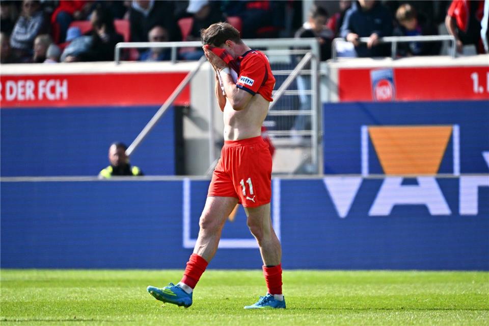 Budu Siwsiwadse und der 1. FC Heidenheim steigen trotz großen Kampfs ab.Jan-Philipp Strobel/dpa