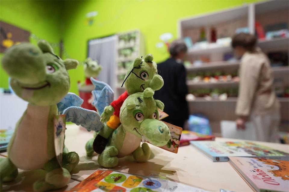 Bücher, Kuscheltiere und Co. Wenn die Reise durch die Olchis-Welt geschafft ist, können neue Bücher fürs Kinderzimmer gekauft werden.Marcus Brandt/dpa