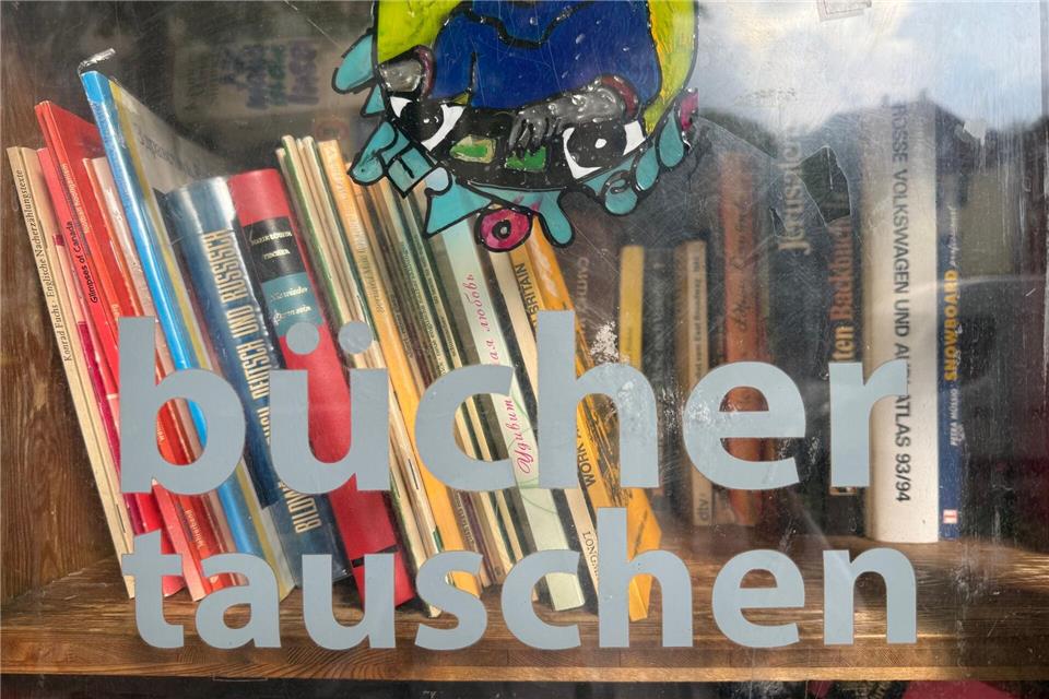 Bücher entdecken und tauschen - dazu lädt ein Bücherschrank in Kassel ein. Nicole Schippers/dpa