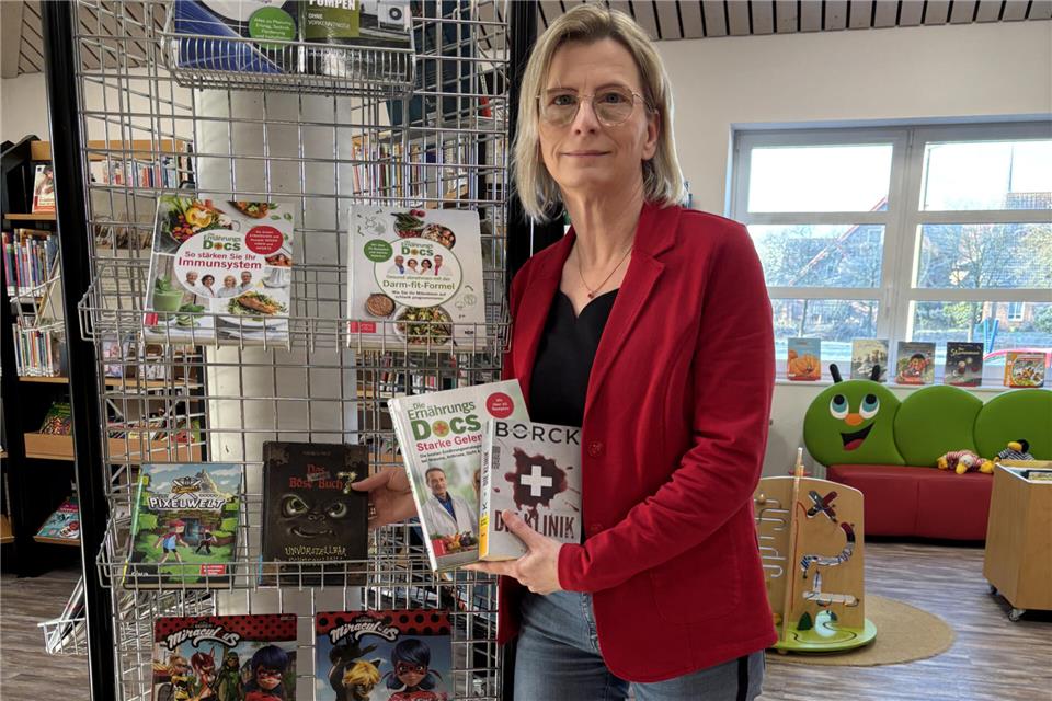 Büchereichleiterin Judith Wendholt vor einigen der „Ausleih-Hits“ in der Andreas-Bücherei in Velen.