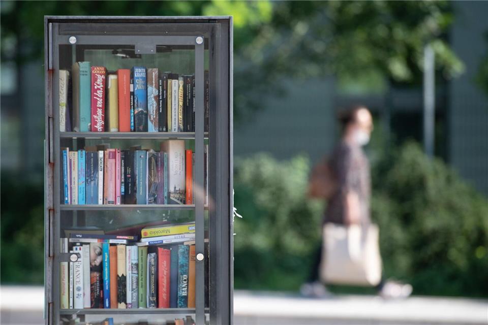 Bücherschränke bieten in zahlreichen Städten und Gemeinden einen freien und kostenlosen Zugang zu Literatur. (Foto Archiv)Boris Roessler/dpa